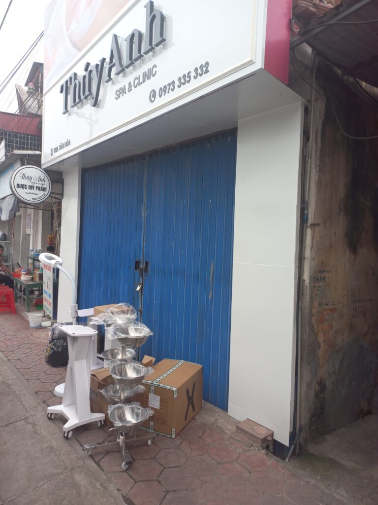 Cung Cấp Kệ Đựng Đồ, Tủ Đựng Mỹ Phẩm Spa tại Hải Phòng giao thiet bi spa tai Huyen Vinh Bao 768x1024 - Cung Cấp Kệ Đựng Đồ, Tủ Đựng Mỹ Phẩm Spa tại Hải Phòng