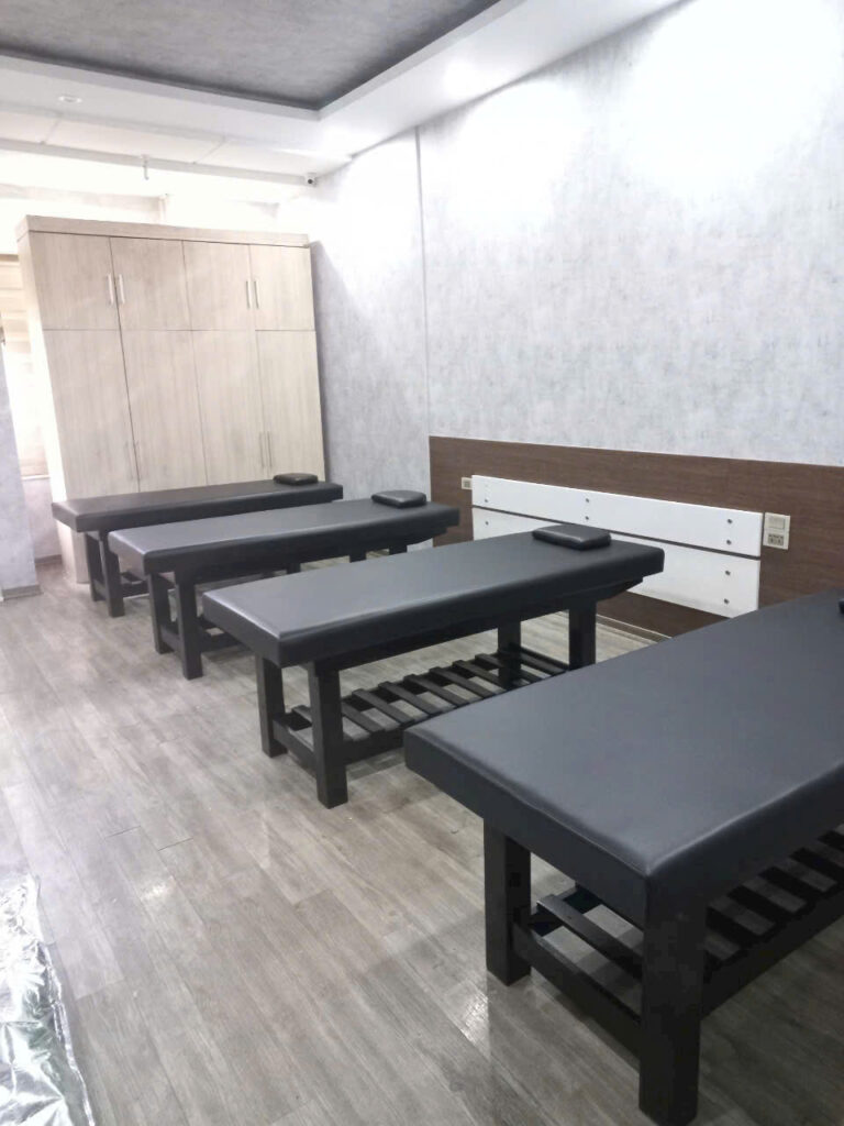 Dịch vụ đóng ghế giường spa salon theo yêu cầu thiết kế và chất liệu tùy chỉnh tại Hải Phòng giuong masa tri lieu dem den 768x1024 - Dịch vụ đóng ghế giường spa salon theo yêu cầu thiết kế và chất liệu tùy chỉnh tại Hải Phòng