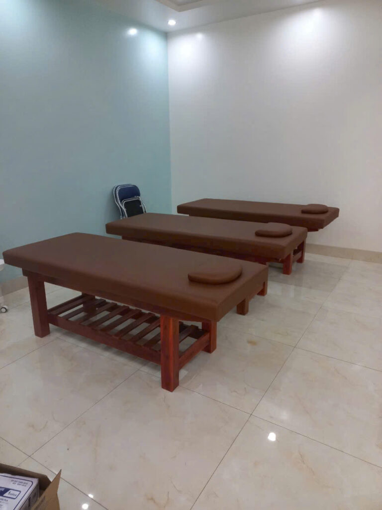Dịch vụ đóng ghế giường spa salon theo yêu cầu thiết kế và chất liệu tùy chỉnh tại Hải Phòng giuong masage tri lieu dem nau 768x1024 - Dịch vụ đóng ghế giường spa salon theo yêu cầu thiết kế và chất liệu tùy chỉnh tại Hải Phòng